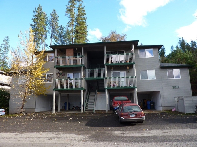 100 Indian Trail Ct in Shady Cove, OR - Foto de edificio