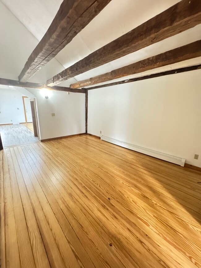 156 Main St in Newmarket, NH - Foto de edificio - Building Photo