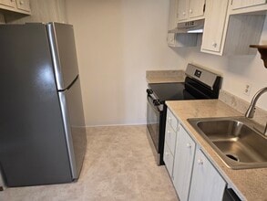 4849 Grace Rd, Unit 121 in North Olmsted, OH - Foto de edificio - Building Photo