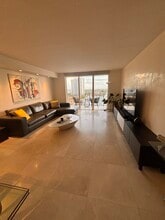 2181 NE 167th St in North Miami Beach, FL - Foto de edificio - Building Photo