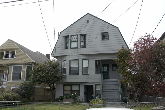 2104 Eagle Ave in Alameda, CA - Foto de edificio - Building Photo