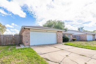 9907 Towne Tower Ln in Sugar Land, TX - Building Photo - Building Photo