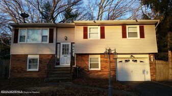 16 Oak Leaf Ln in Toms River, NJ - Building Photo