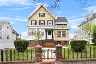 135 Beekman Ave, Unit LR in Sleepy Hollow, NY - Building Photo