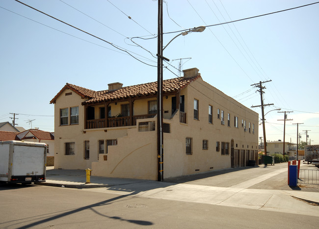 1120 Amalia Ave in Los Angeles, CA - Foto de edificio - Building Photo