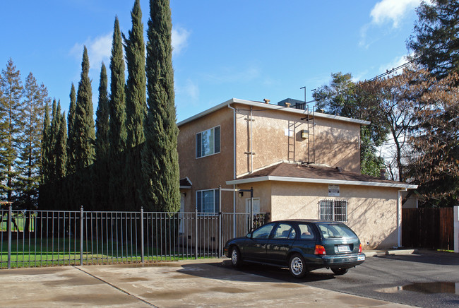 3242 V St in Sacramento, CA - Foto de edificio - Building Photo