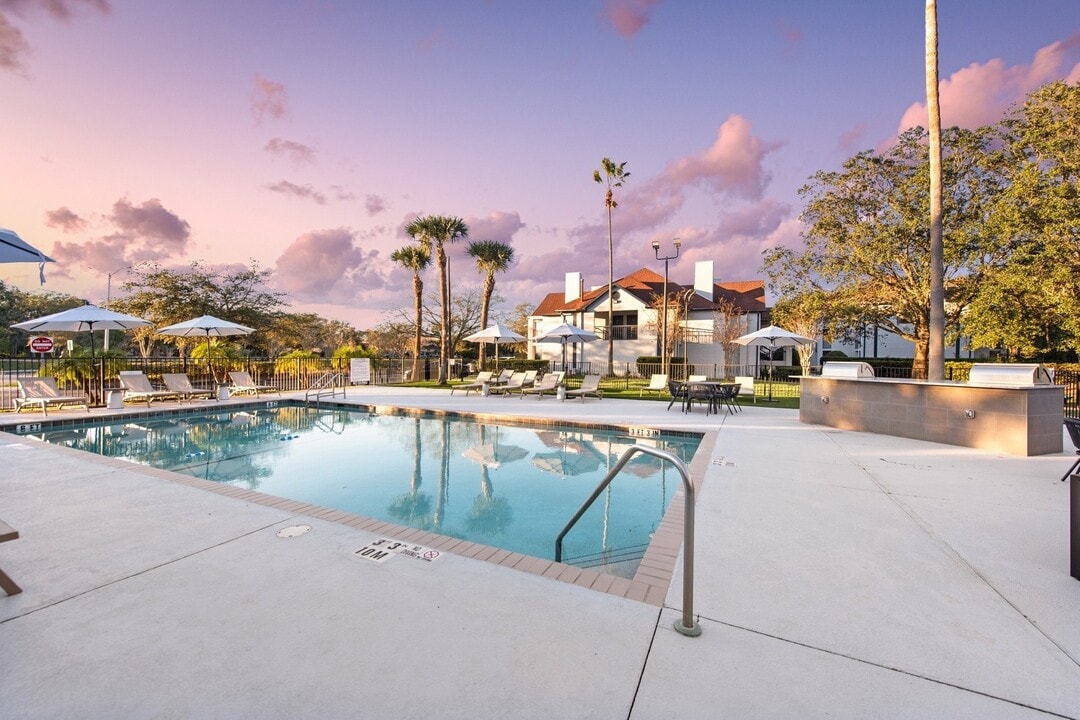 Lenox Cove | NEWLY-DESIGNED APARTMENTS in Jacksonville, FL - Foto de edificio