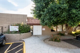 Sungate in Phoenix, AZ - Foto de edificio - Building Photo
