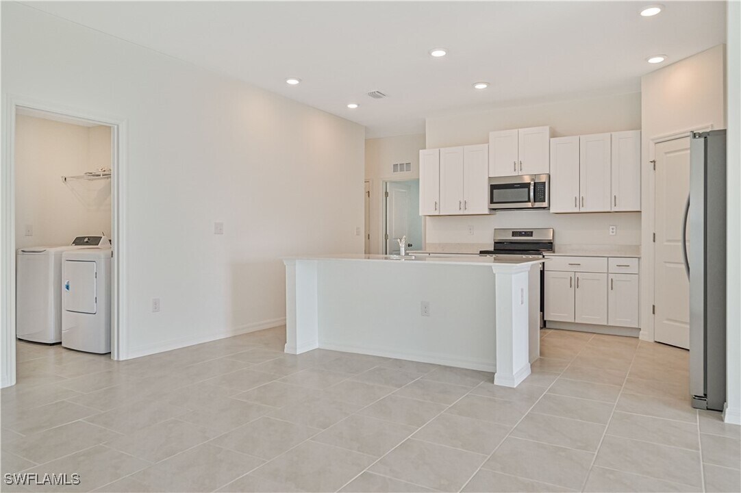 4022 San Clemente Ct in North Fort Myers, FL - Foto de edificio