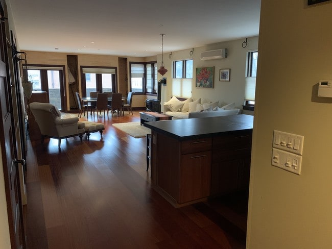 191 S Winooski Ave, Unit City lounge in Burlington, VT - Building Photo - Building Photo