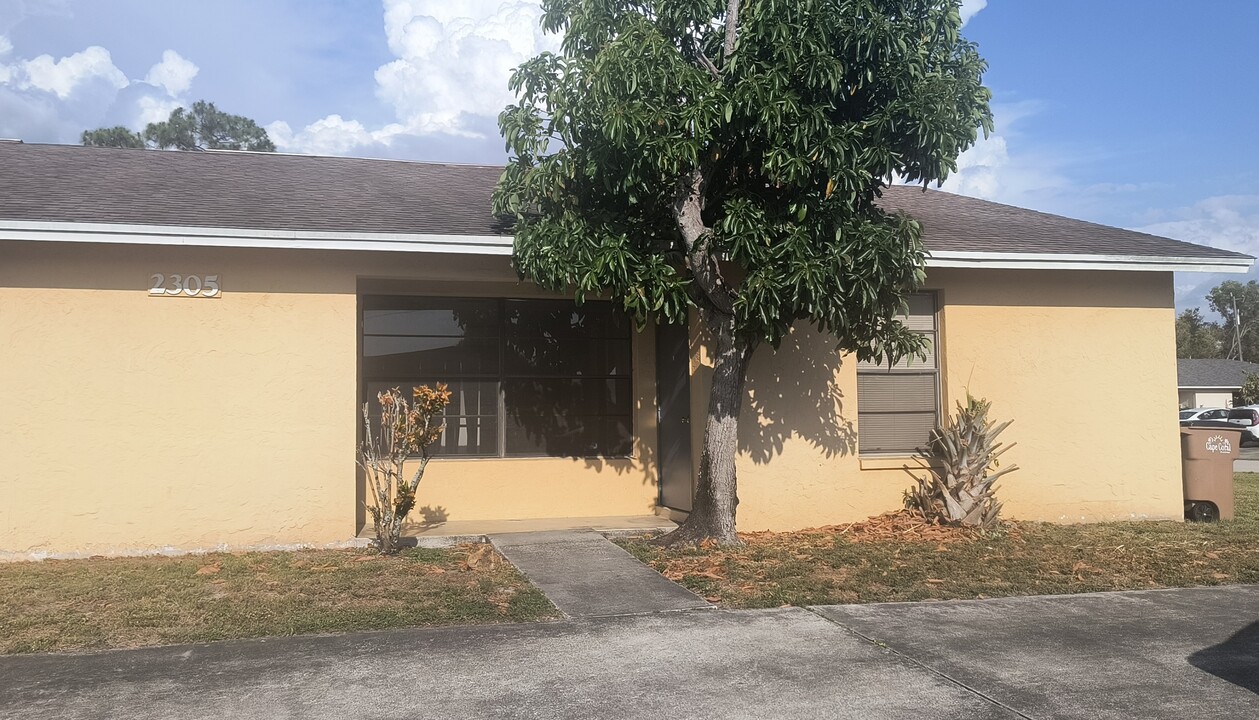 2305 SE 6th Ln in Cape Coral, FL - Building Photo