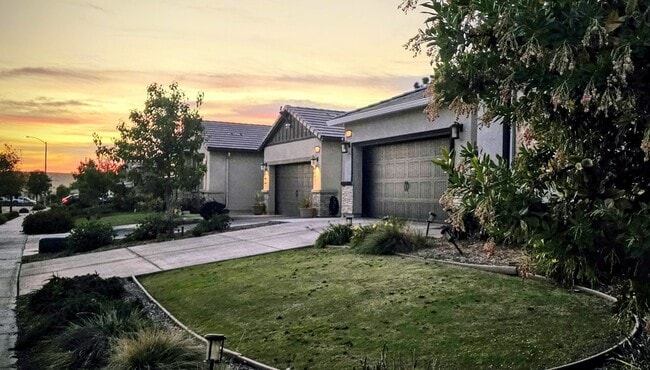 10310 Spanish Moss Dr in Bakersfield, CA - Foto de edificio - Building Photo