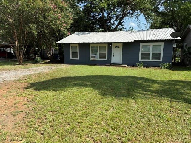 2110 W Bond St in Denison, TX - Building Photo