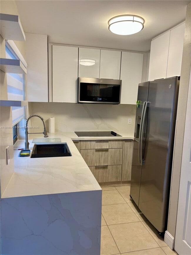 6542 NW 171st St in Hialeah, FL - Building Photo - Building Photo
