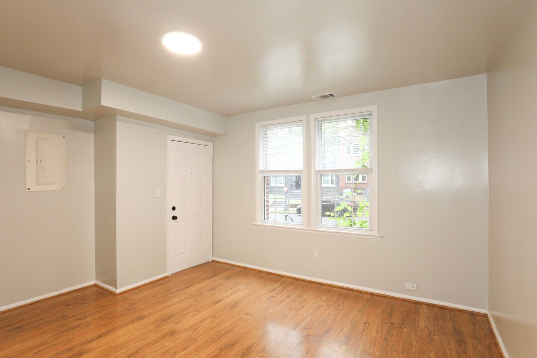 1305 Orren St NE, Unit #1 in Washington, DC - Foto de edificio