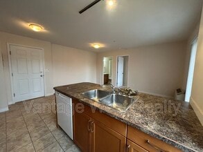 598-598 Sutherland Ave in Kelowna, BC - Building Photo - Building Photo