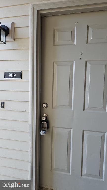 property at 909 Ravens Crest Dr