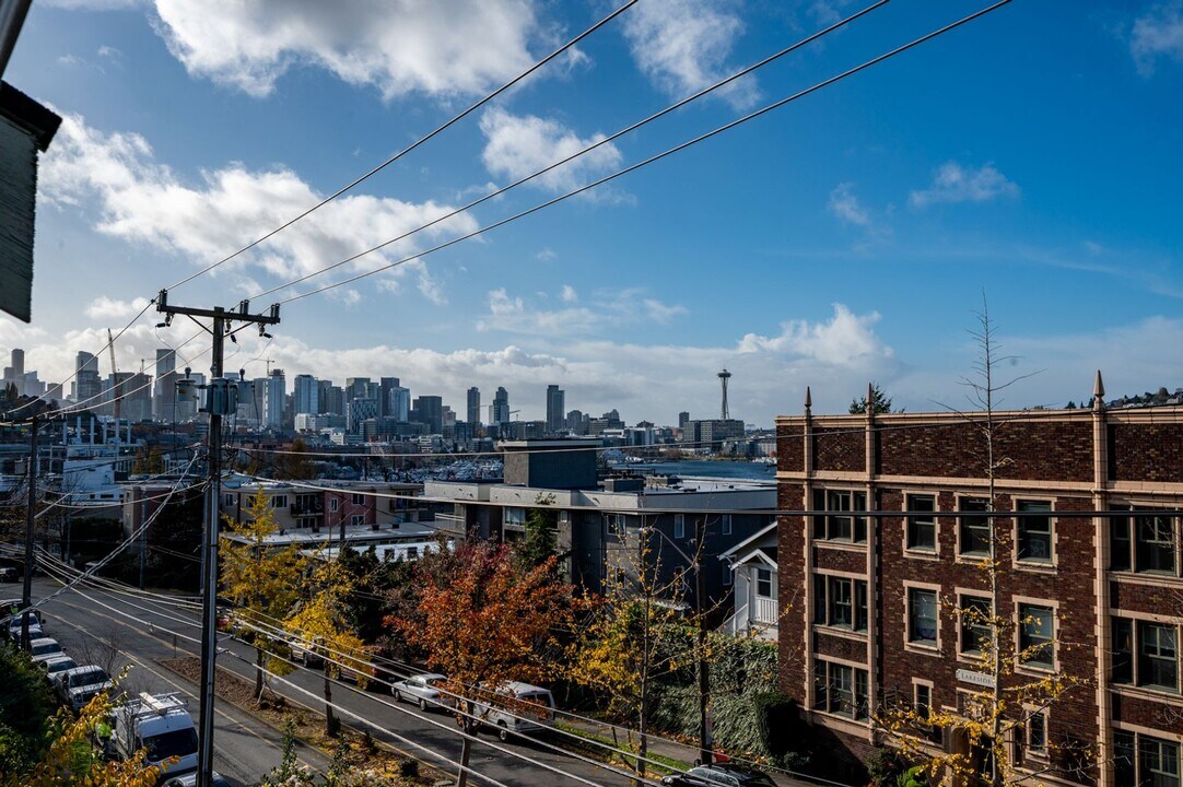2034 Eastlake Ave E in Seattle, WA - Building Photo