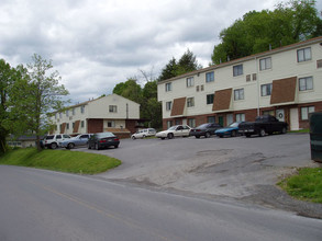 Maple Court Apartments in Oak Hill, WV - Building Photo - Building Photo