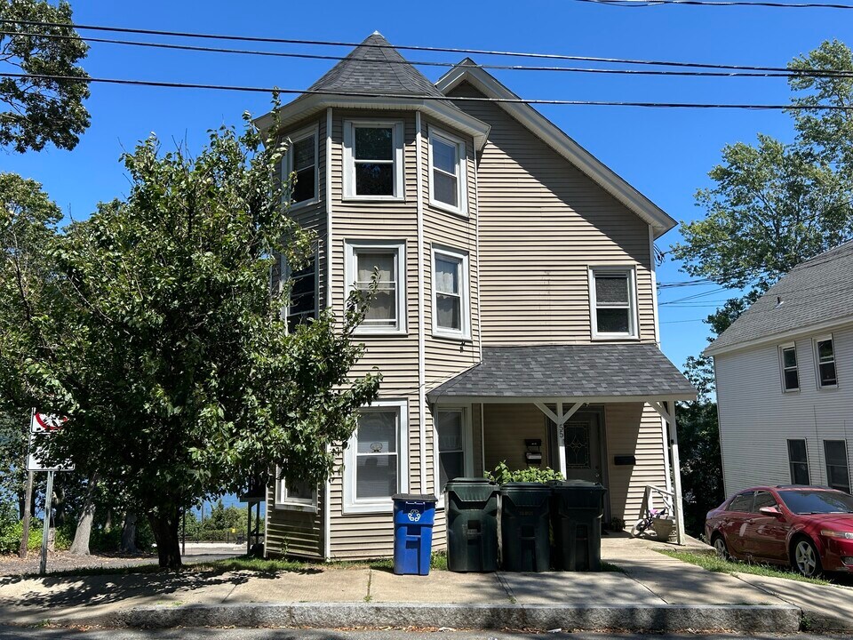 55 Eastern Ave in New London, CT - Building Photo