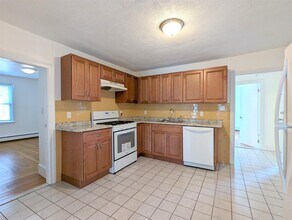 322 Lowell St, Unit 1 in Somerville, MA - Building Photo - Building Photo