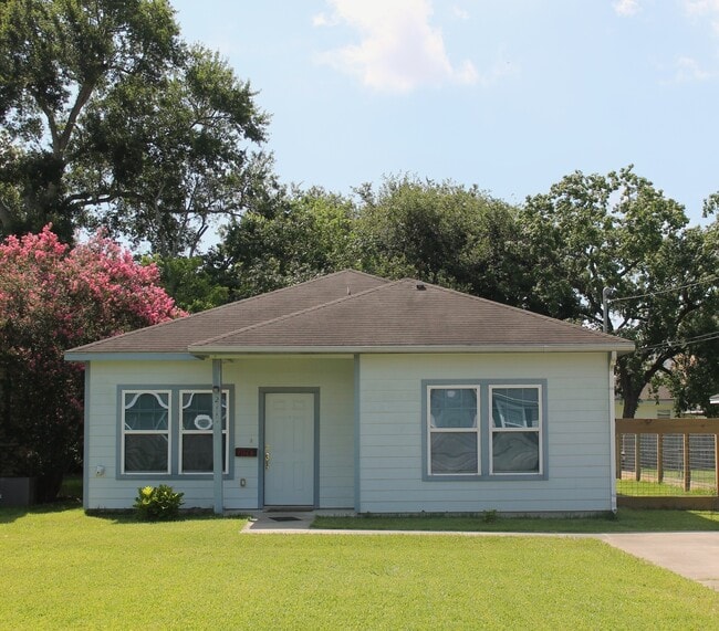 2117 4th St in Port Neches, TX - Building Photo - Building Photo
