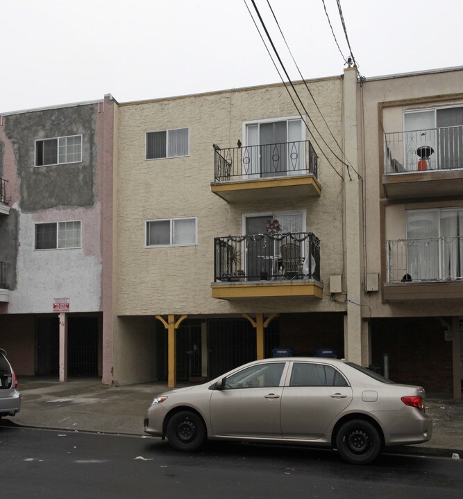 670 Sylvan St in Daly City, CA - Foto de edificio