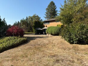 8027 NE 114th St in Kirkland, WA - Building Photo - Building Photo