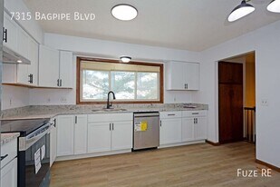 7315 Bagpipe Blvd in Eden Prairie, MN - Building Photo