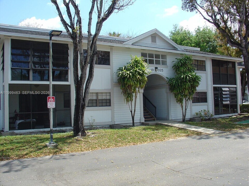 19025 NW 62nd Ave in Hialeah, FL - Building Photo