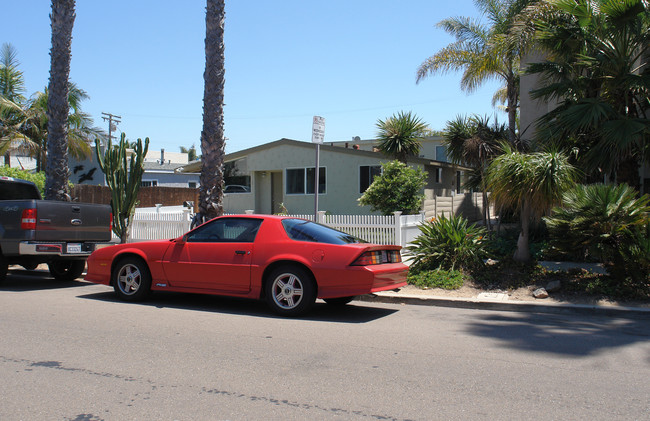 1041-1047 1/2 Chalcedony St in San Diego, CA - Building Photo - Building Photo