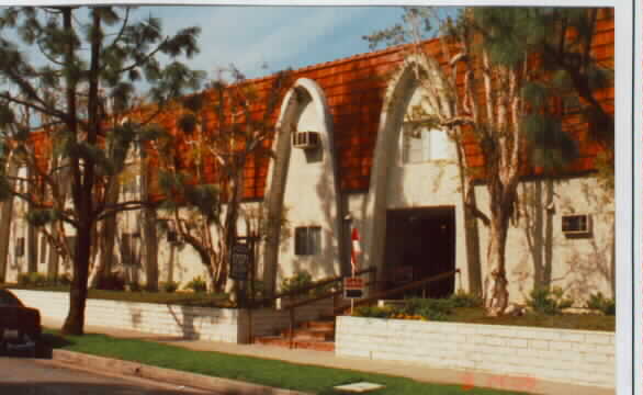 17071 Chatsworth St in Granada Hills, CA - Foto de edificio - Building Photo