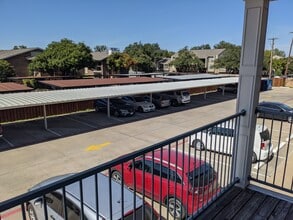 5881 Preston View Blvd, Unit 215 in Dallas, TX - Foto de edificio - Building Photo