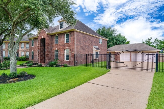 9706 Broadley Dr in Sugar Land, TX - Building Photo - Building Photo