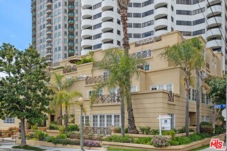 10555 Ashton Ave in Los Angeles, CA - Building Photo - Building Photo