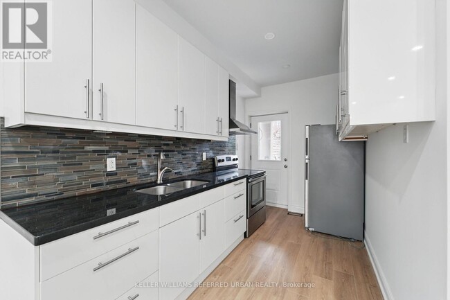 2037 Davenport Rd in Toronto, ON - Building Photo - Building Photo