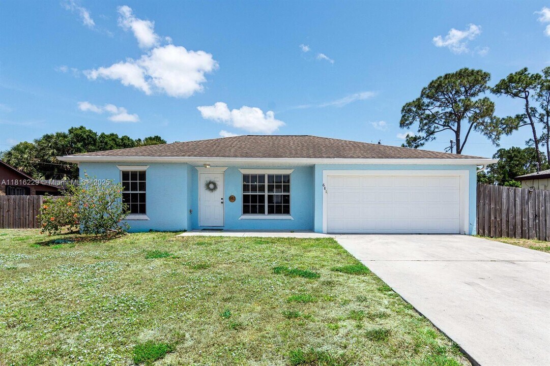 681 NW Sharpe St in Port St. Lucie, FL - Building Photo