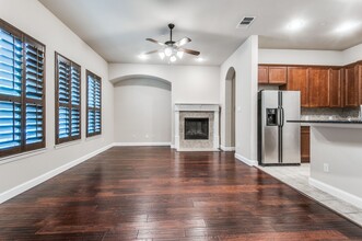 6763 Plaza Via in Irving, TX - Foto de edificio - Building Photo