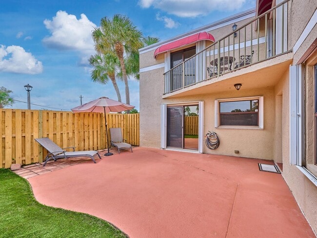 4075 Village Dr in Delray Beach, FL - Foto de edificio - Building Photo