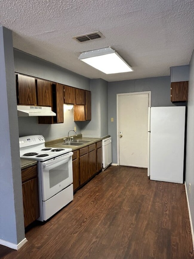 406 Kearley Dr in Hallsville, TX - Building Photo - Building Photo