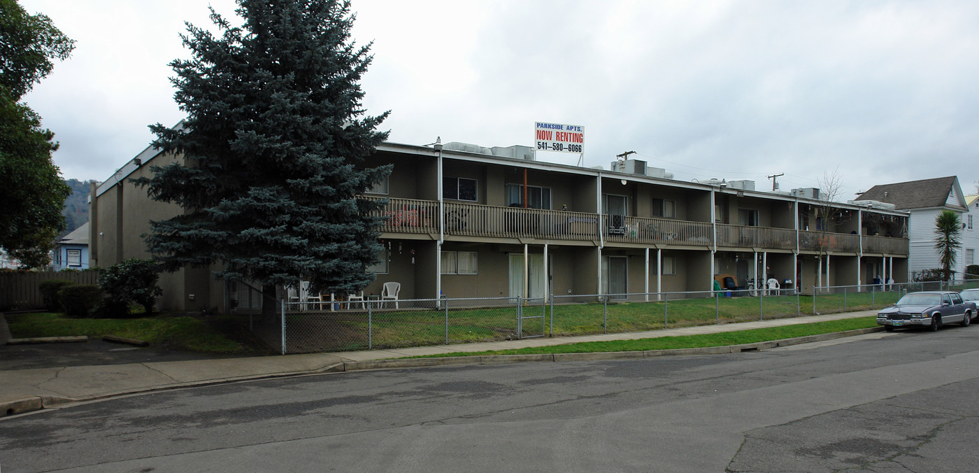 Parkside Apartments in Roseburg, OR - Building Photo