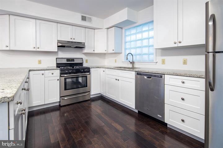 748 S 4th St in Philadelphia, PA - Building Photo