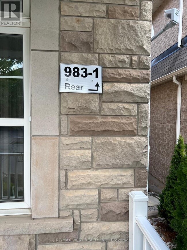 property at 983-1 Syndenham Ln