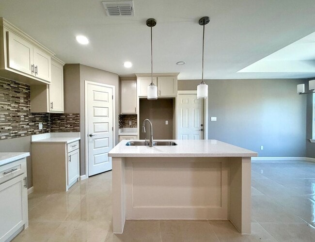 3411 Elmira Ave in McAllen, TX - Foto de edificio - Building Photo