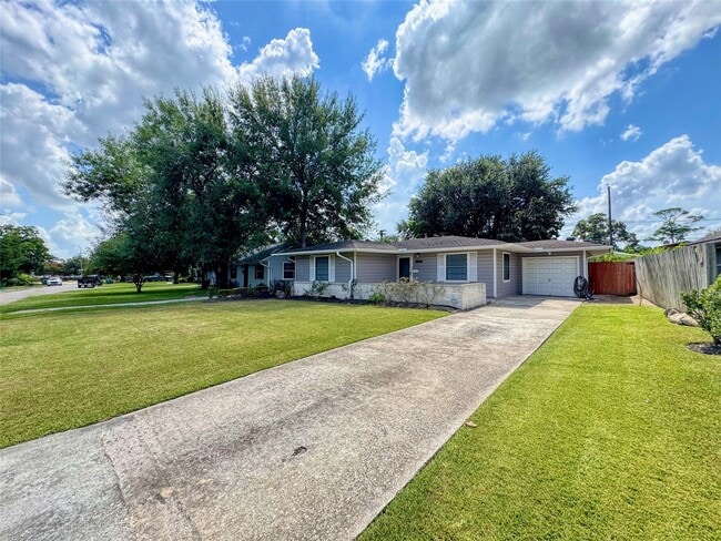 7702 McHenry St in Houston, TX - Foto de edificio - Building Photo