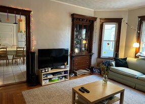 183 College Ave, Unit 1 in Somerville, MA - Building Photo