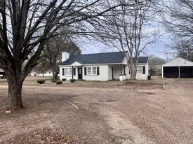 305 Warpath Rd in Columbus, MS - Building Photo