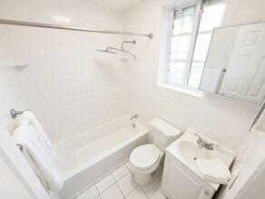 8013 NW 10th Ct in Miami, FL - Building Photo - Building Photo