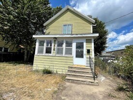 214 Edwards St in Waterloo, IA - Building Photo