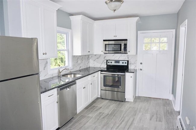 15 Crofut Pl in Danbury, CT - Building Photo - Building Photo